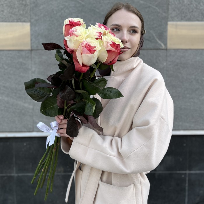 7 радужных бело-малиновых роз 70 см