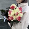 7 радужных бело-малиновых роз 70 см