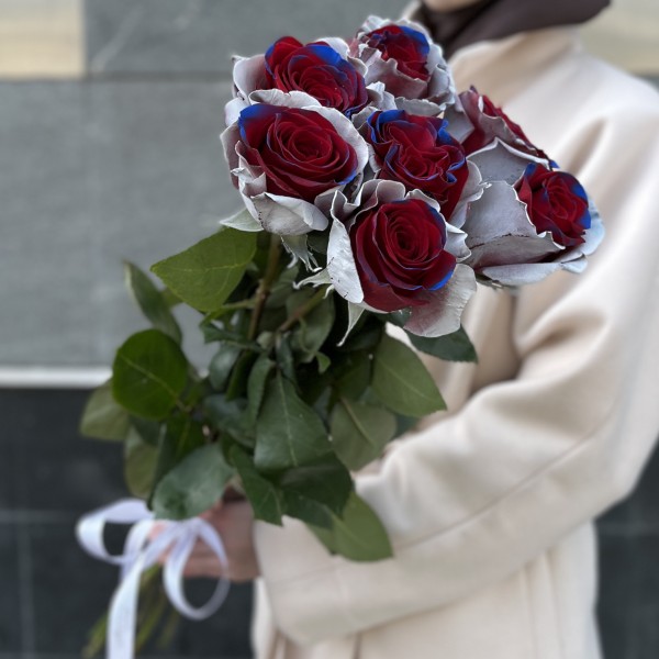 7 радужных бело - сине - красных роз 70 см