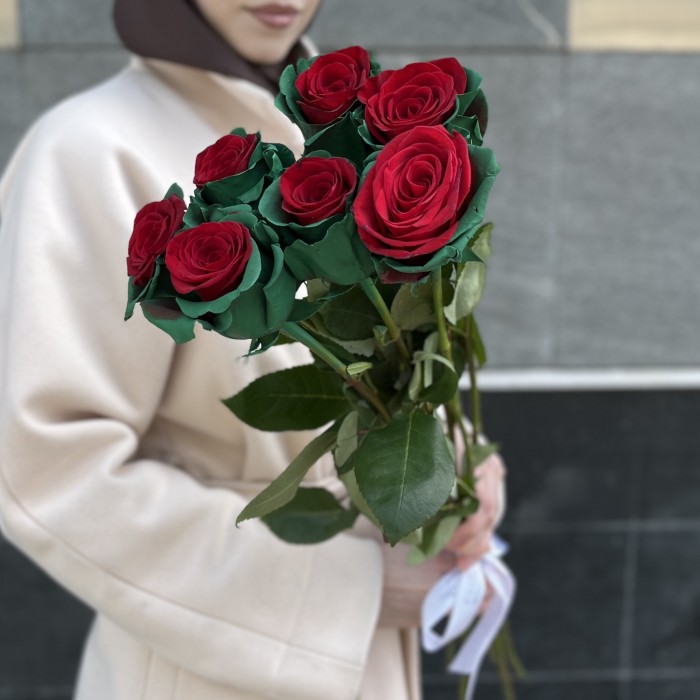 7 радужных красно - зеленых роз 70 см