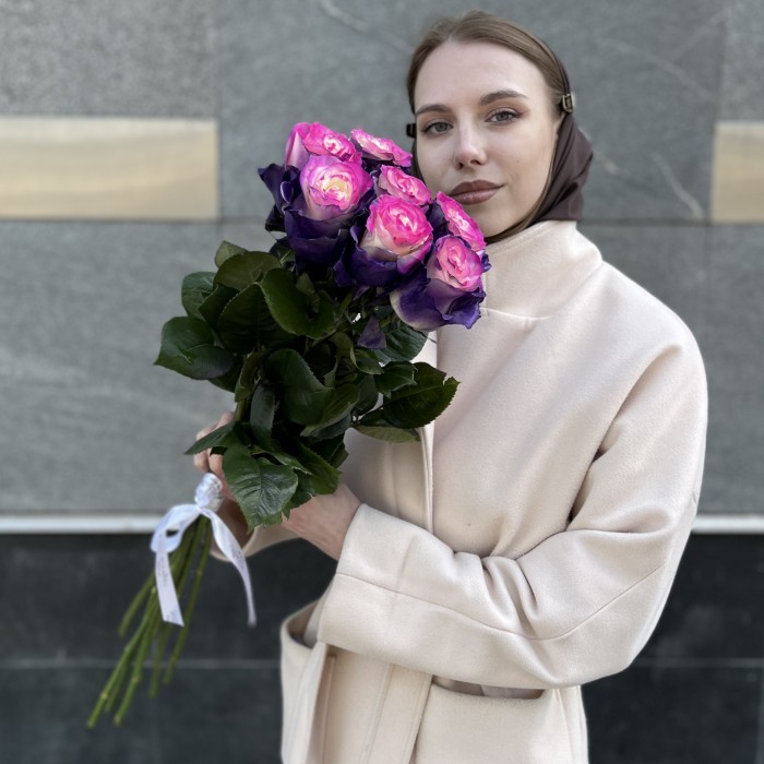 7 радужных фиолетово - розовых роз 70 см