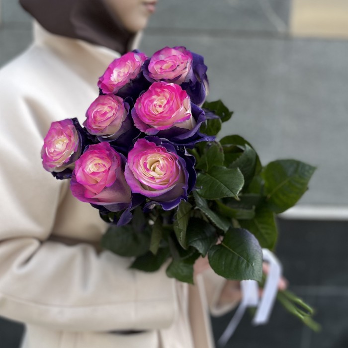 7 радужных фиолетово - розовых роз 70 см