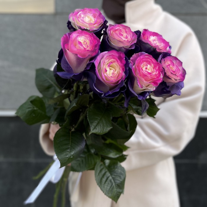 7 радужных фиолетово - розовых роз 70 см