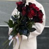 7 радужных красно-черных роз 70 см