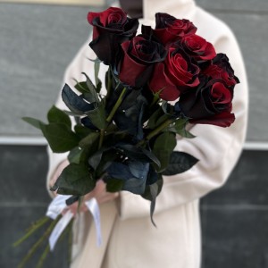 7 радужных красно-черных роз 70 см 7 радужных красно-черных роз 70 см