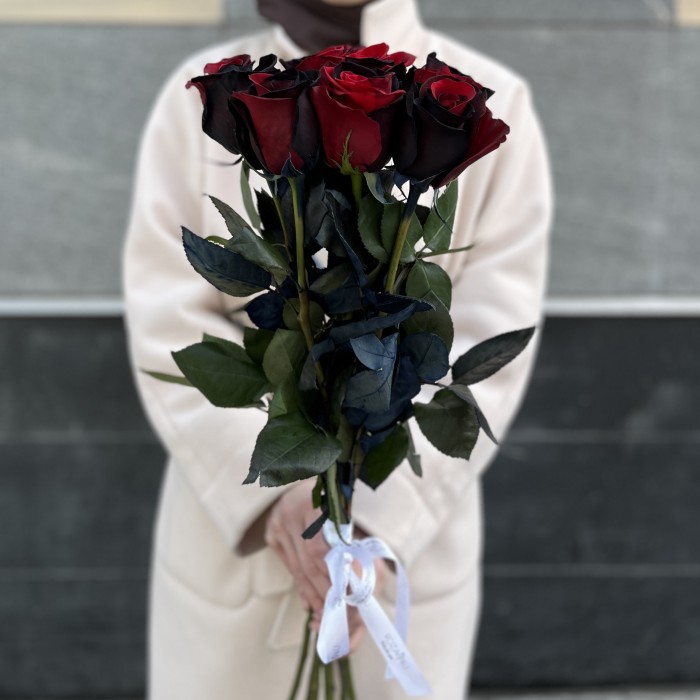 7 радужных красно-черных роз 70 см