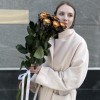 7 радужных оранжево-черно-белых роз 70 см