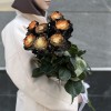 7 радужных оранжево-черно-белых роз 70 см
