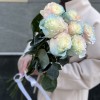 7 радужных розово-бело-голубых роз 60 см