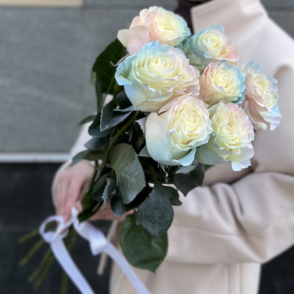 7 радужных розово-бело-голубых роз 60 см