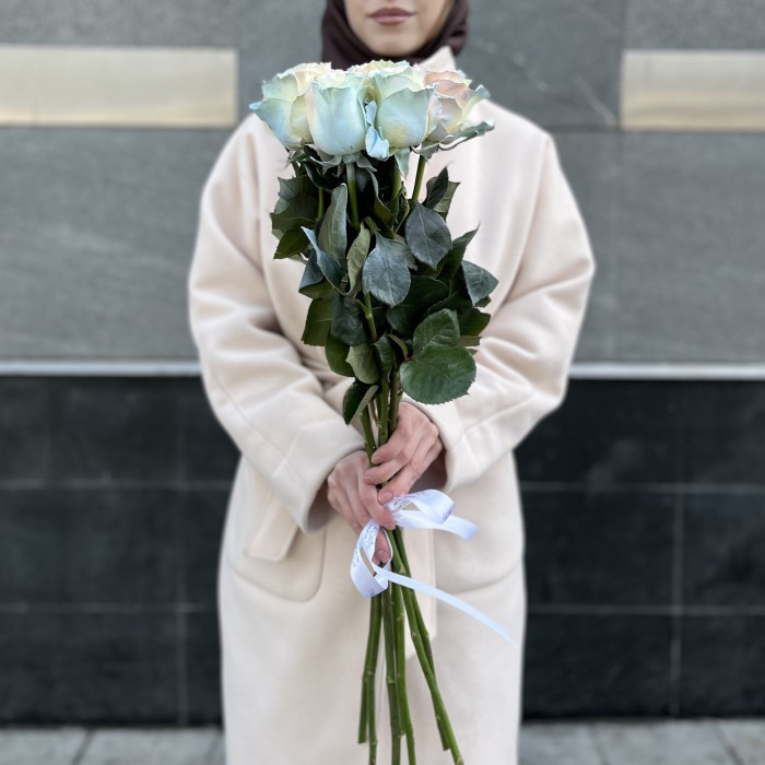 7 радужных розово-бело-голубых роз 60 см