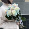 7 радужных розово-бело-голубых роз 60 см