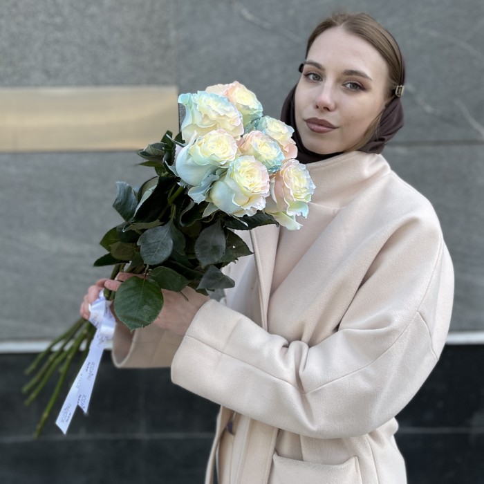 7 радужных розово-бело-голубых роз 60 см