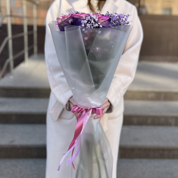 Букет фиолетово-розовых роз с гипсофилой