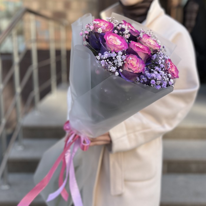 Букет фиолетово-розовых роз с гипсофилой