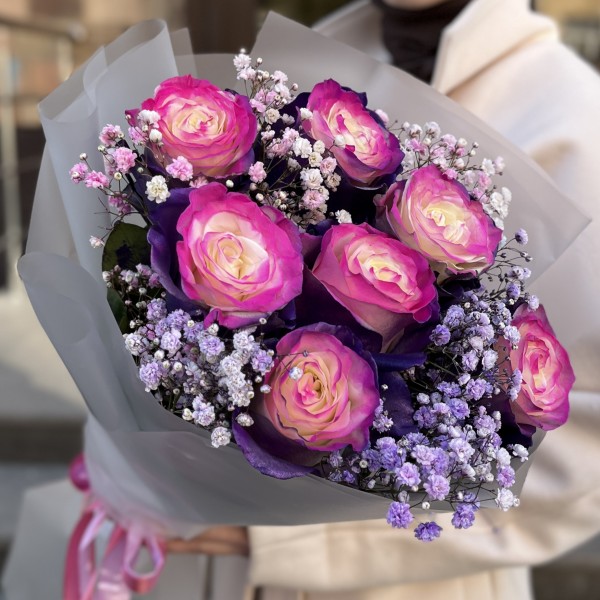 Букет фиолетово-розовых роз с гипсофилой