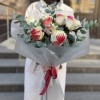 Букет необыкновенных бело-малиновых роз с эвкалиптом