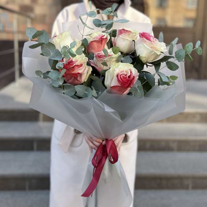 Букет необыкновенных бело-малиновых роз с эвкалиптом
