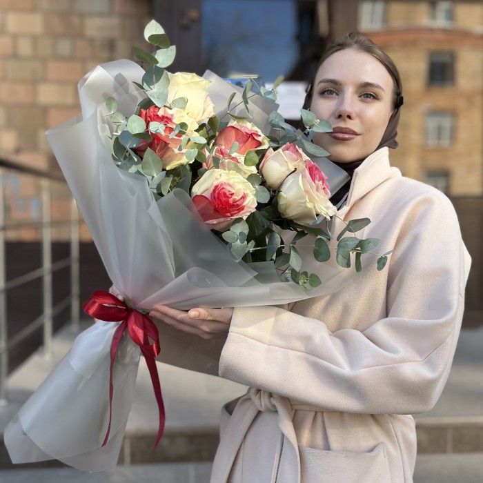 Букет необыкновенных бело-малиновых роз с эвкалиптом