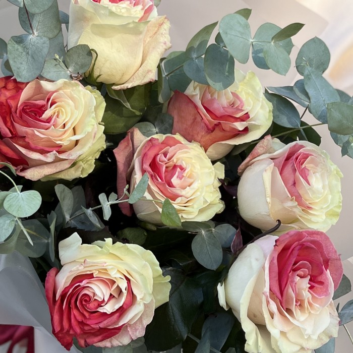 Букет необыкновенных бело-малиновых роз с эвкалиптом