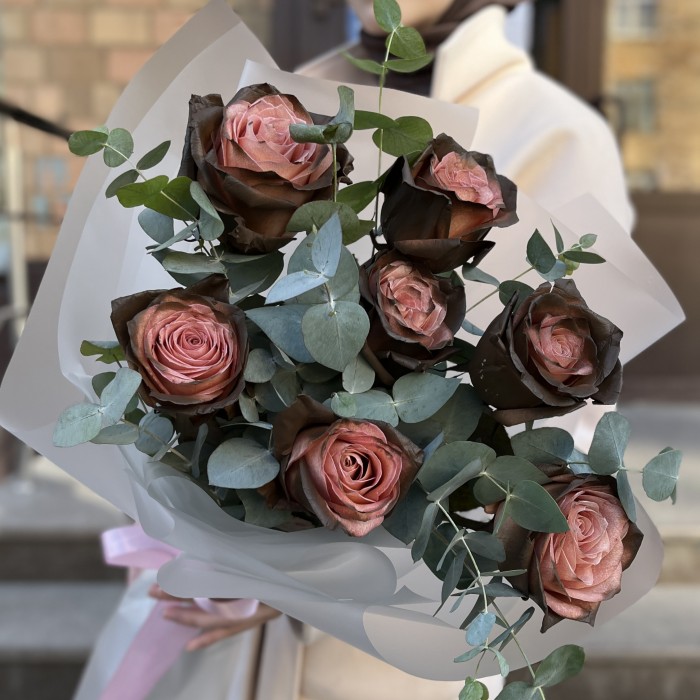Букет необыкновенных розово - коричневых роз с эвкалиптом