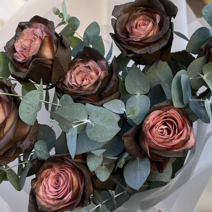 Букет необыкновенных розово - коричневых роз с эвкалиптом