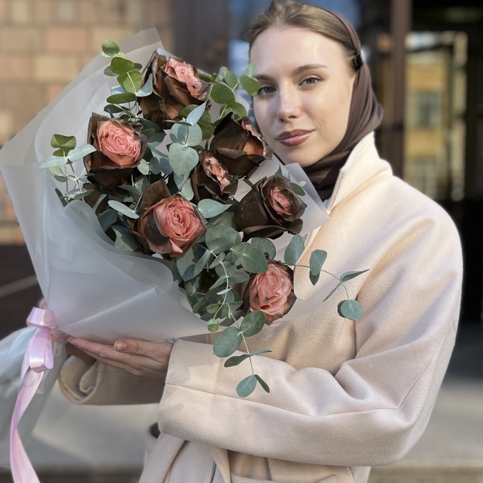 Букет необыкновенных розово - коричневых роз с эвкалиптом
