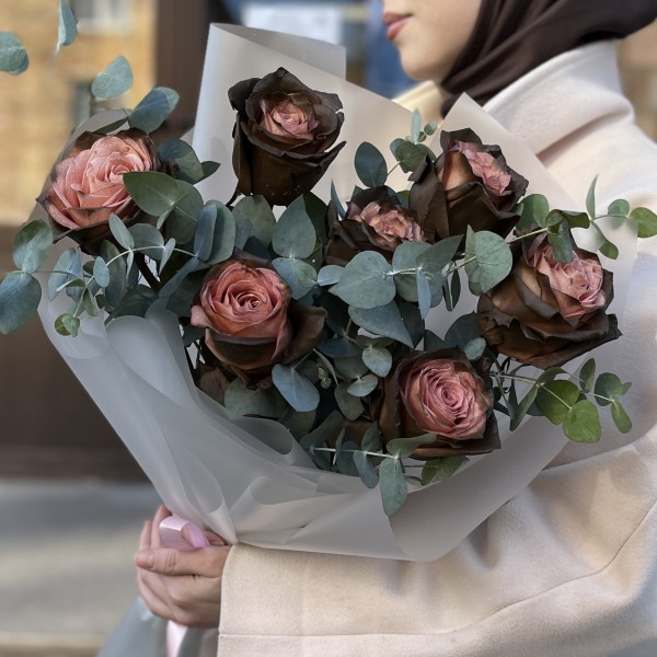 Букет необыкновенных розово - коричневых роз с эвкалиптом