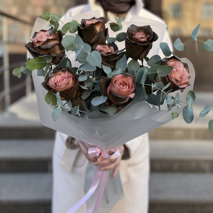 Букет необыкновенных розово - коричневых роз с эвкалиптом
