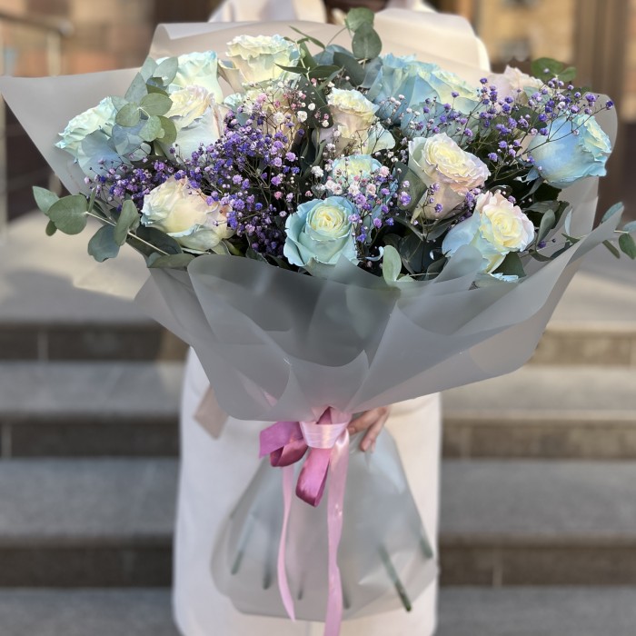 Букет нежных радужных роз с гипсофилой