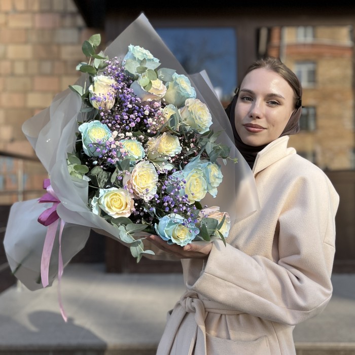 Букет нежных радужных роз с гипсофилой