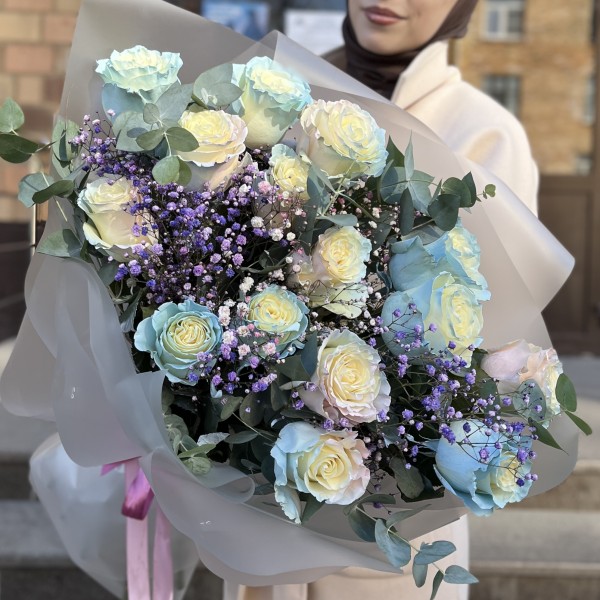 Букет нежных радужных роз с гипсофилой