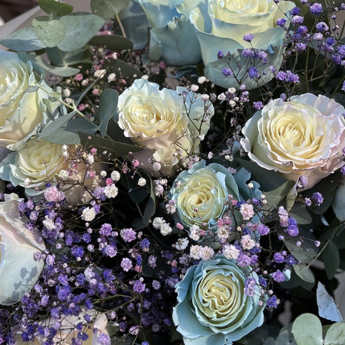 Букет нежных радужных роз с гипсофилой