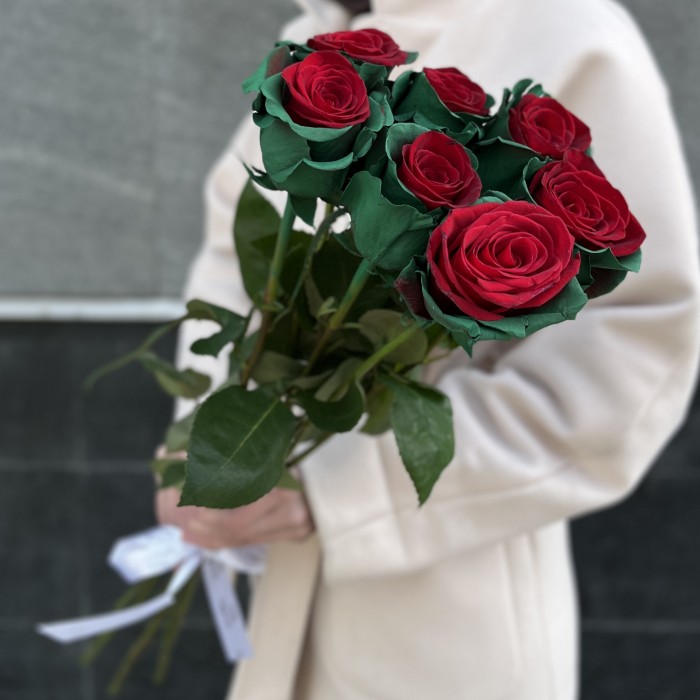 Радужная красно - зеленая роза 70 см