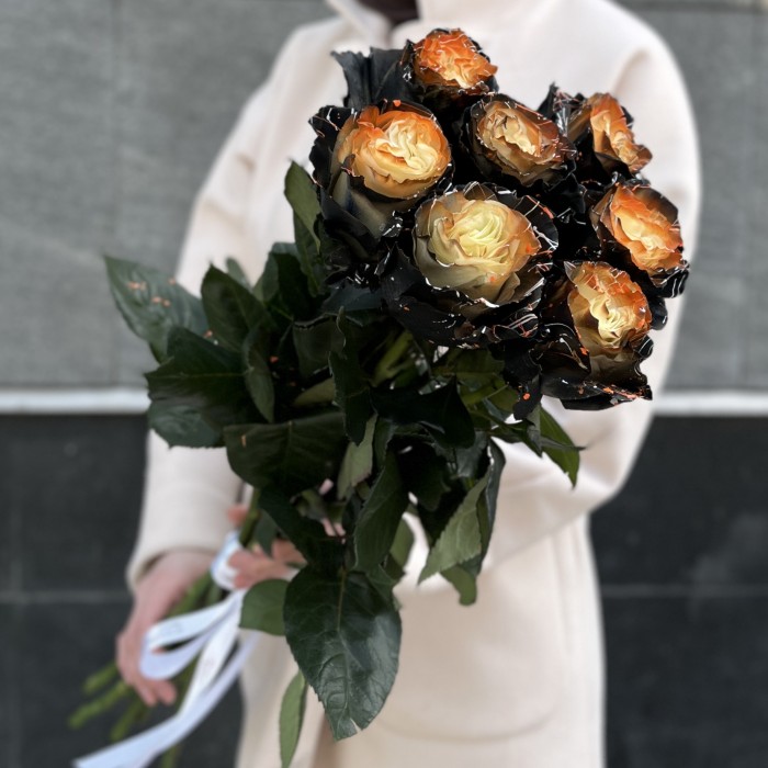 Радужная оранжево-черно-белая роза 70 см