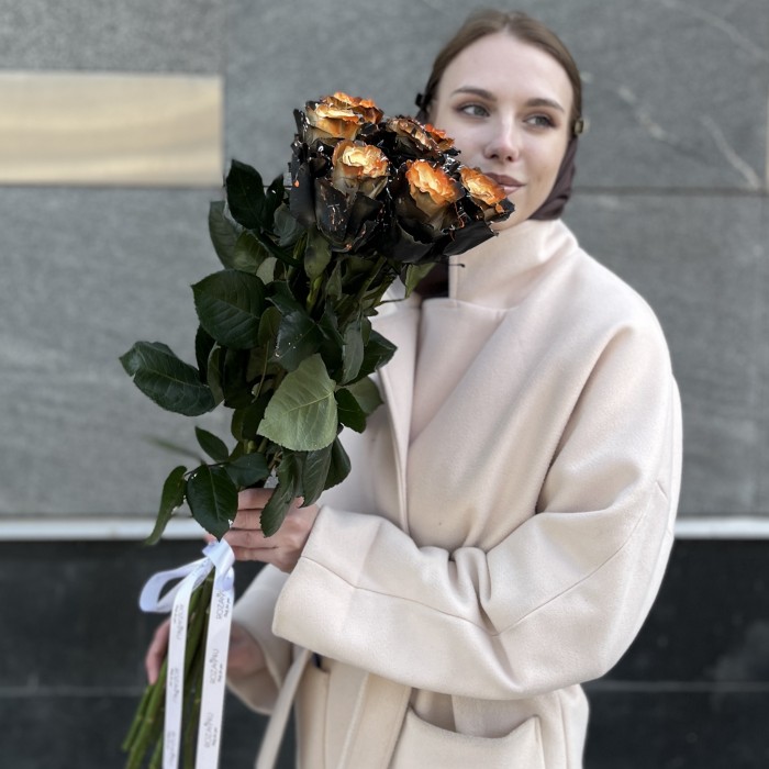 Радужная оранжево-черно-белая роза 70 см