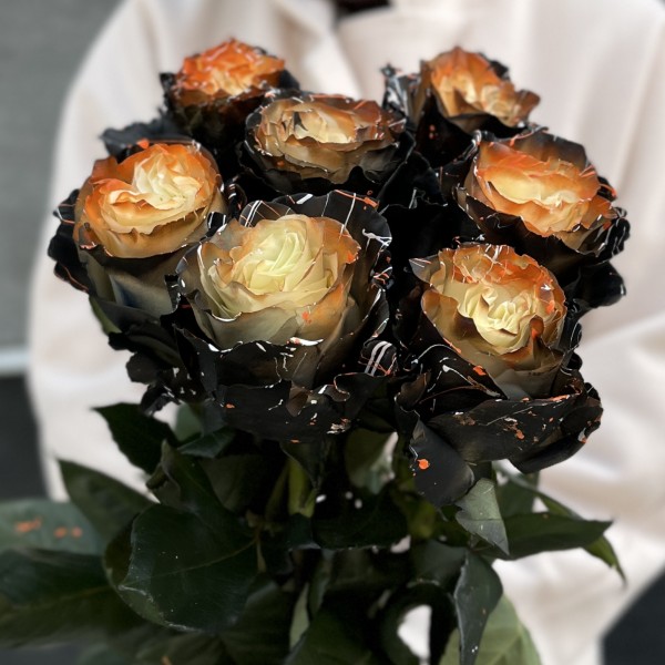 Радужная оранжево-черно-белая роза 70 см