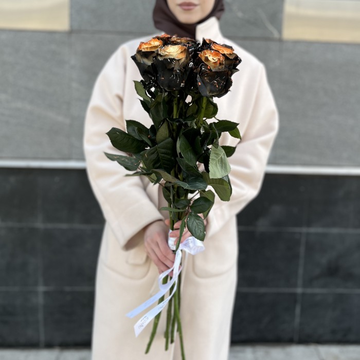 Радужная оранжево-черно-белая роза 70 см