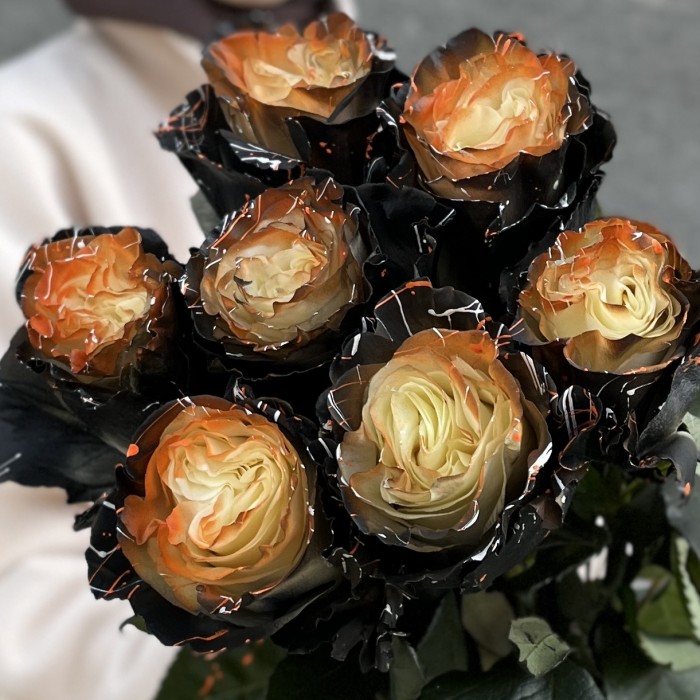 Радужная оранжево-черно-белая роза 70 см