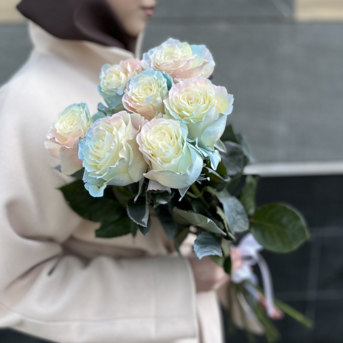 Радужная розово-бело-голубая роза 60 см