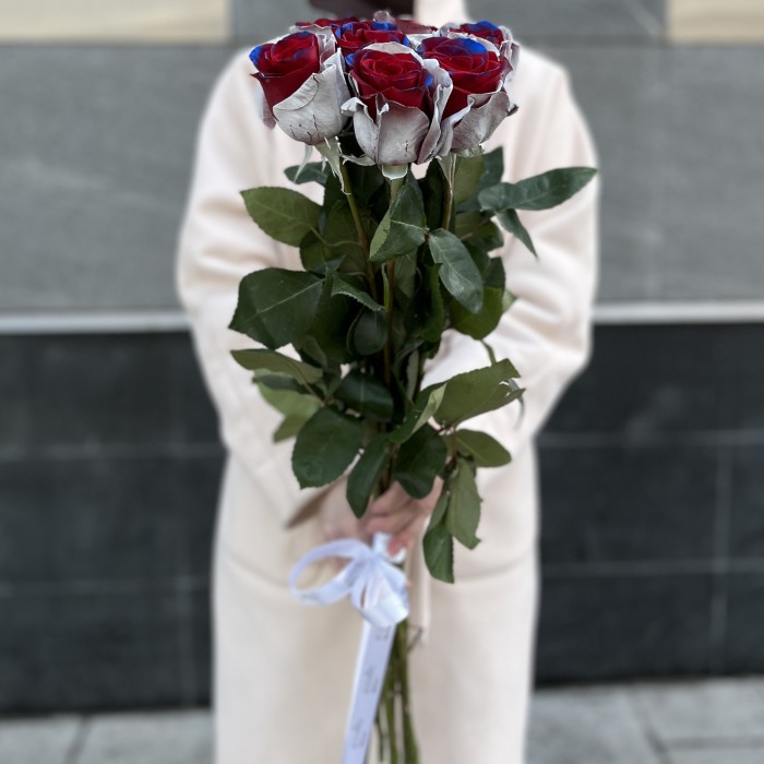 Радужная бело - сине - красная роза 70 см