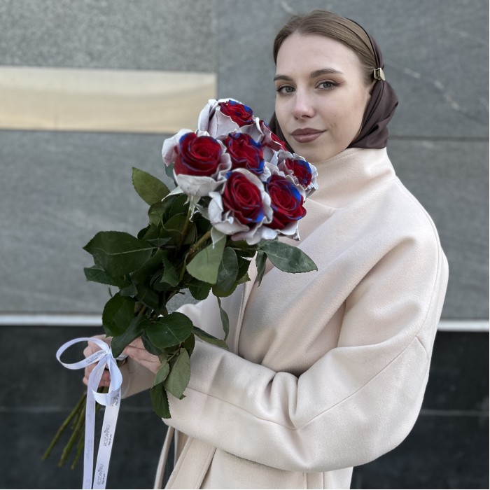 Радужная бело - сине - красная роза 70 см