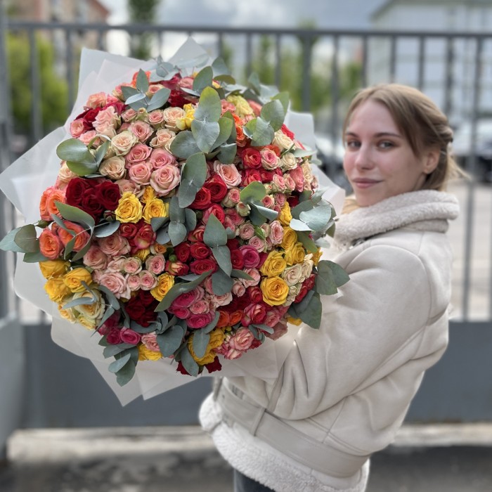 101 кустовая Роза с эвкалиптом MIX