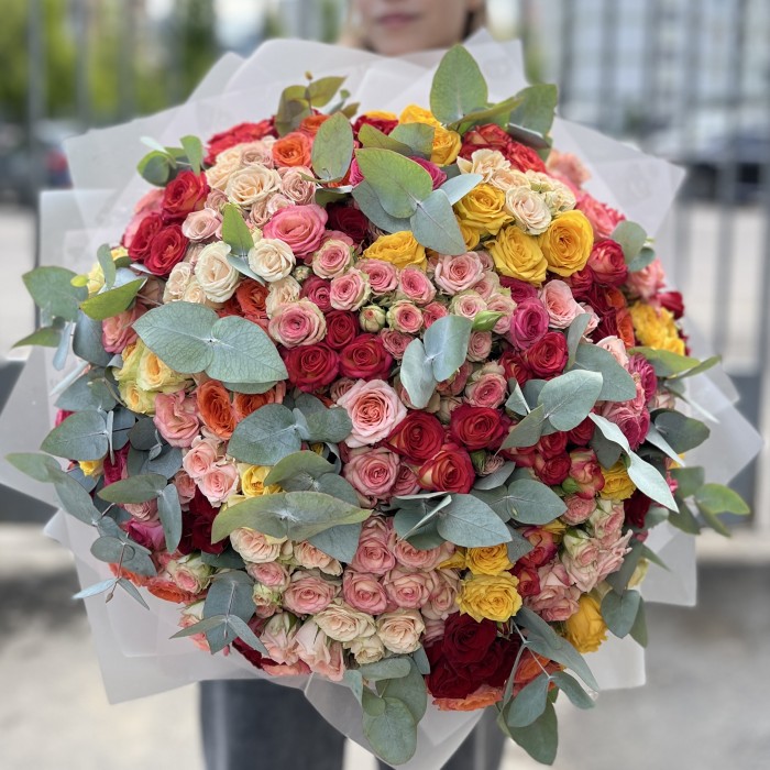 101 кустовая Роза с эвкалиптом MIX