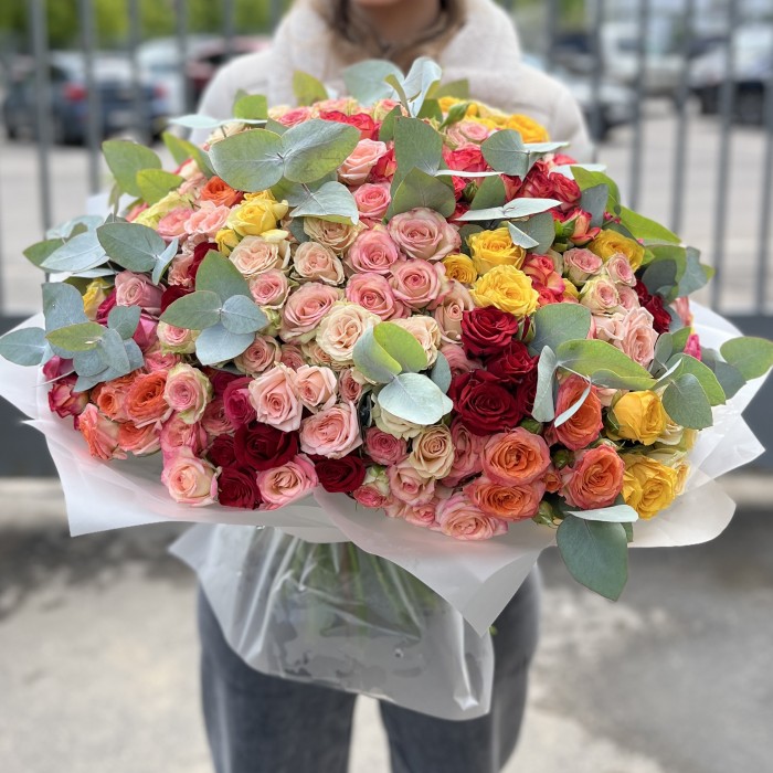 101 кустовая Роза с эвкалиптом MIX