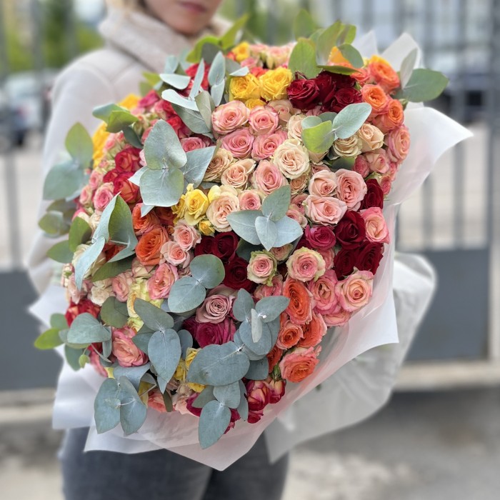 101 кустовая Роза с эвкалиптом MIX