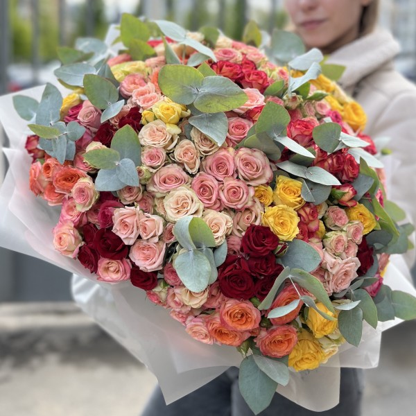 101 кустовая Роза с эвкалиптом MIX