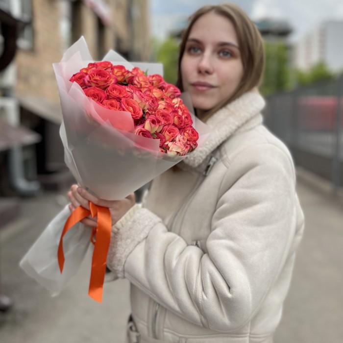 15 кустовых роз Саммер Дэнс оранжево-жёлтая 40 см