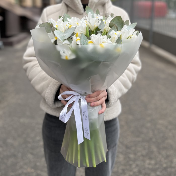 25 белых ирисов с эвкалиптом