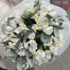 25 белых ирисов с эвкалиптом